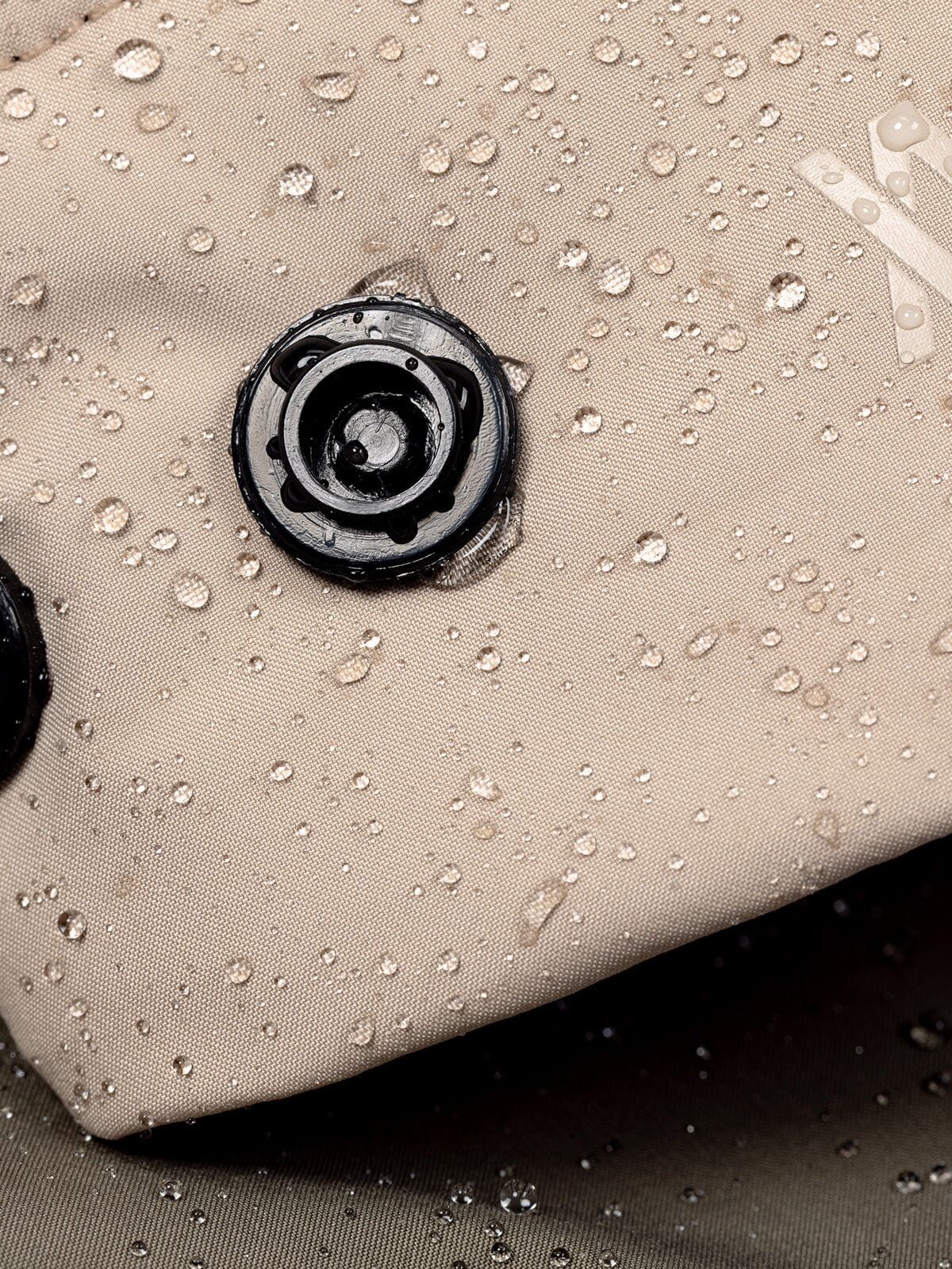 Highveld by Mission Workshop - Väderbeständiga väskor och tekniska kläder - San Francisco och Los Angeles - Byggda för att tåla - Garanterade för alltid