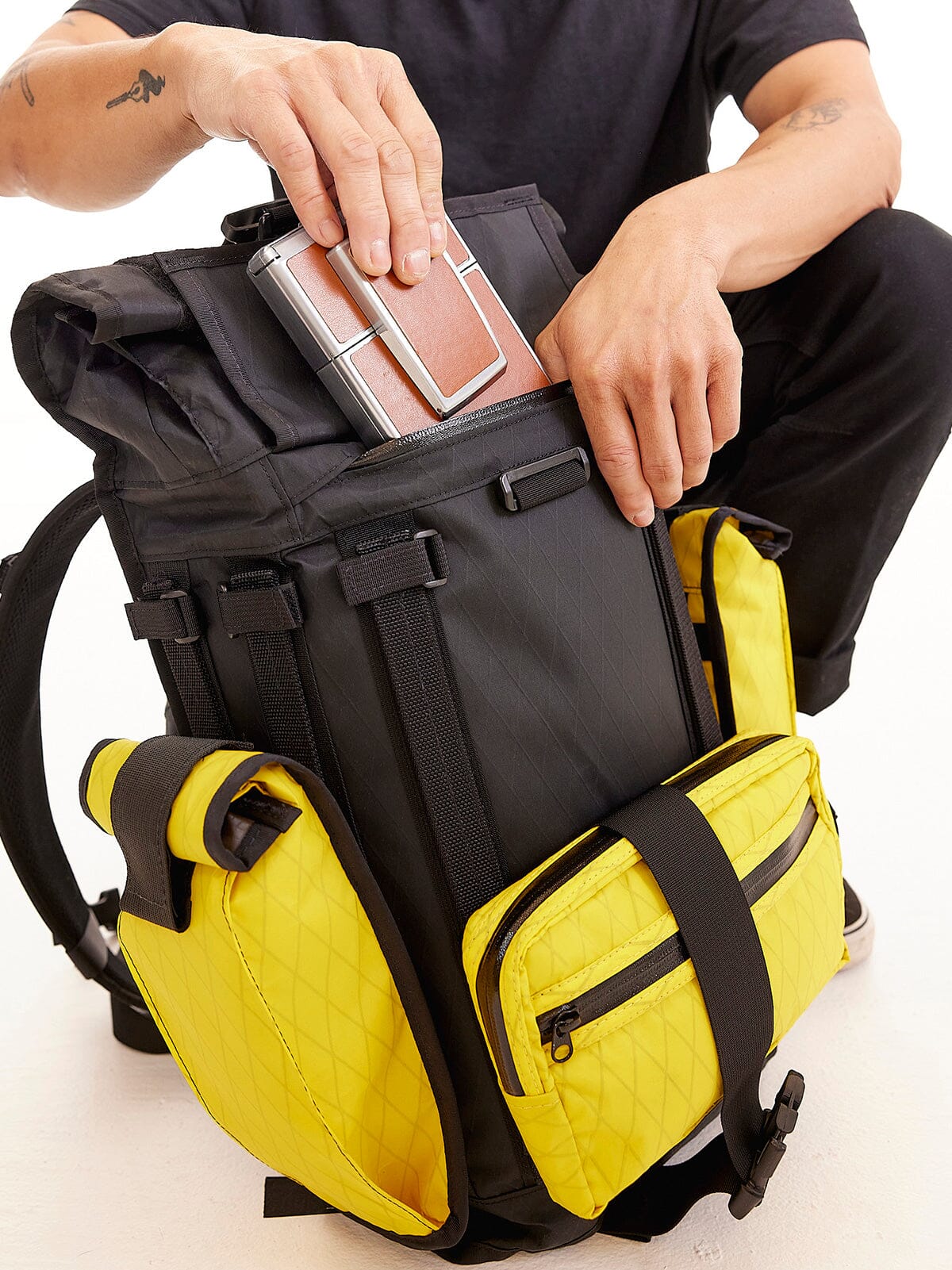 Notch Tech Pouch by Mission Workshop - Väderbeständiga väskor och tekniska kläder - San Francisco & Los Angeles - Byggd för att hålla - Garanterad för alltid