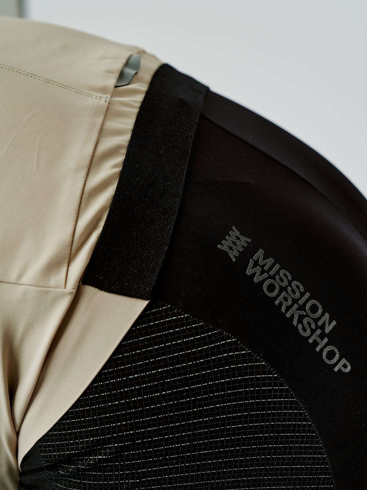 Mission Pro Jersey för herrar från Mission Workshop - Väskor för väderskydd och tekniska kläder - San Francisco och Los Angeles - Byggd för att hålla - Garanterad för evigt