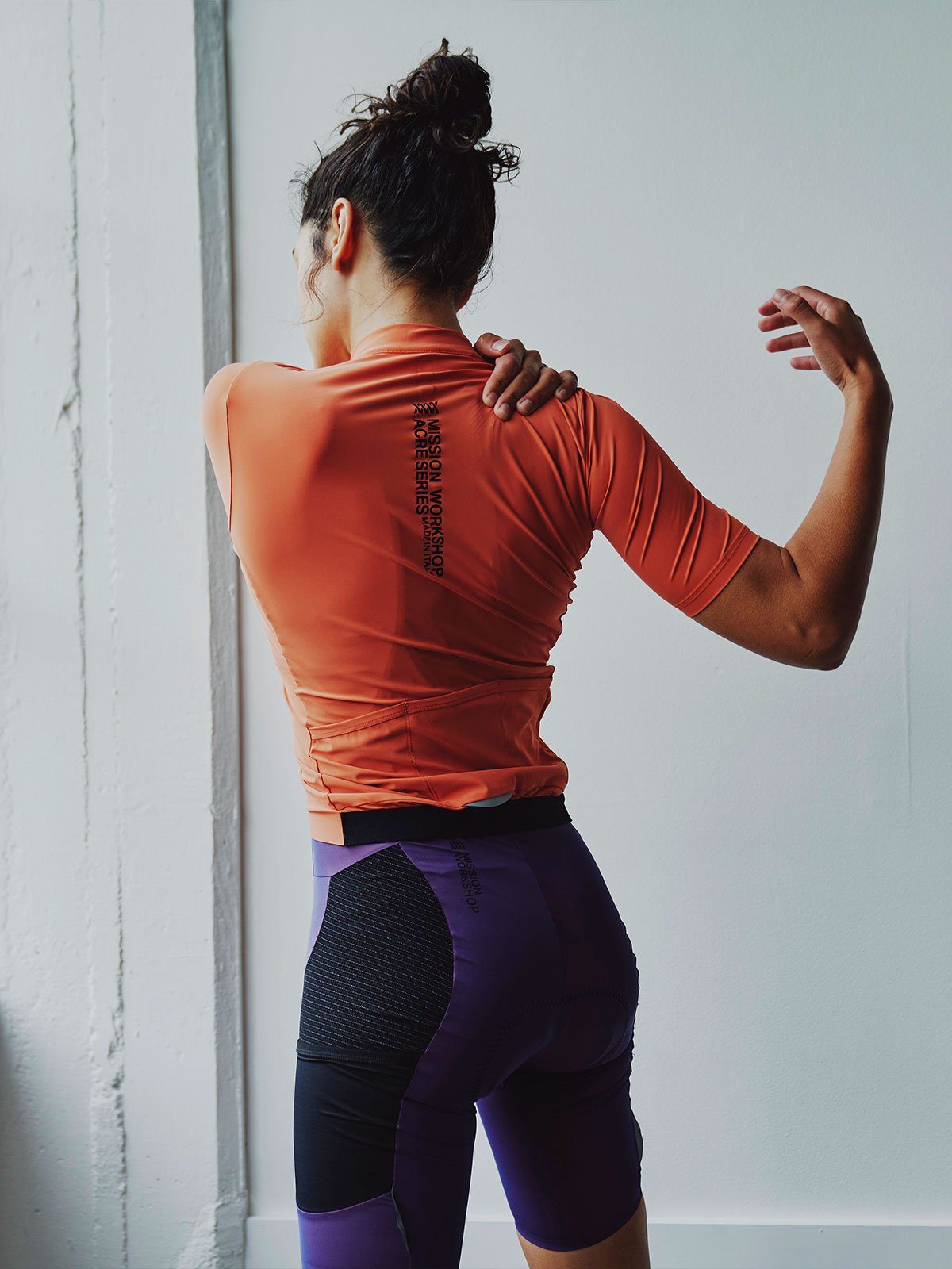 Mission Pro Jersey Women's från Mission Workshop - Väskor för väderskydd och tekniska kläder - San Francisco och Los Angeles - Byggd för att tåla - Garanterad för alltid