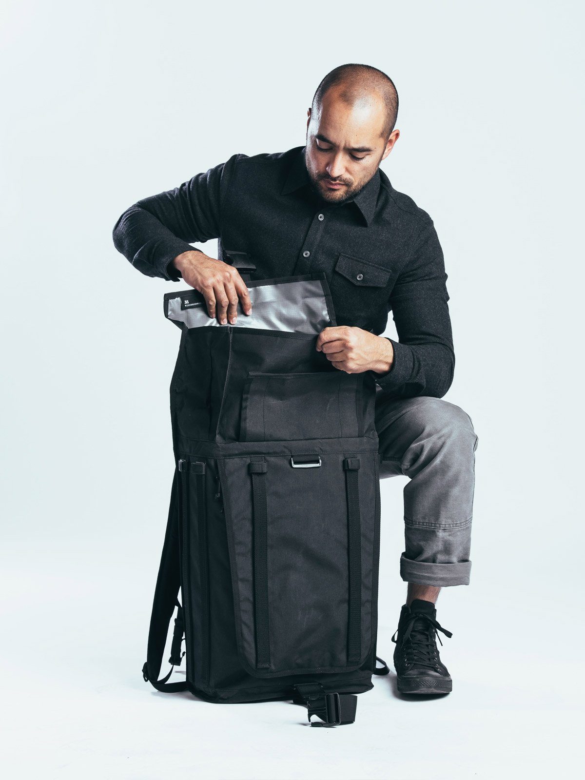 Radian by Mission Workshop - Väderbeständiga väskor och tekniska kläder - San Francisco och Los Angeles - Byggda för att tåla - Garanterade för alltid