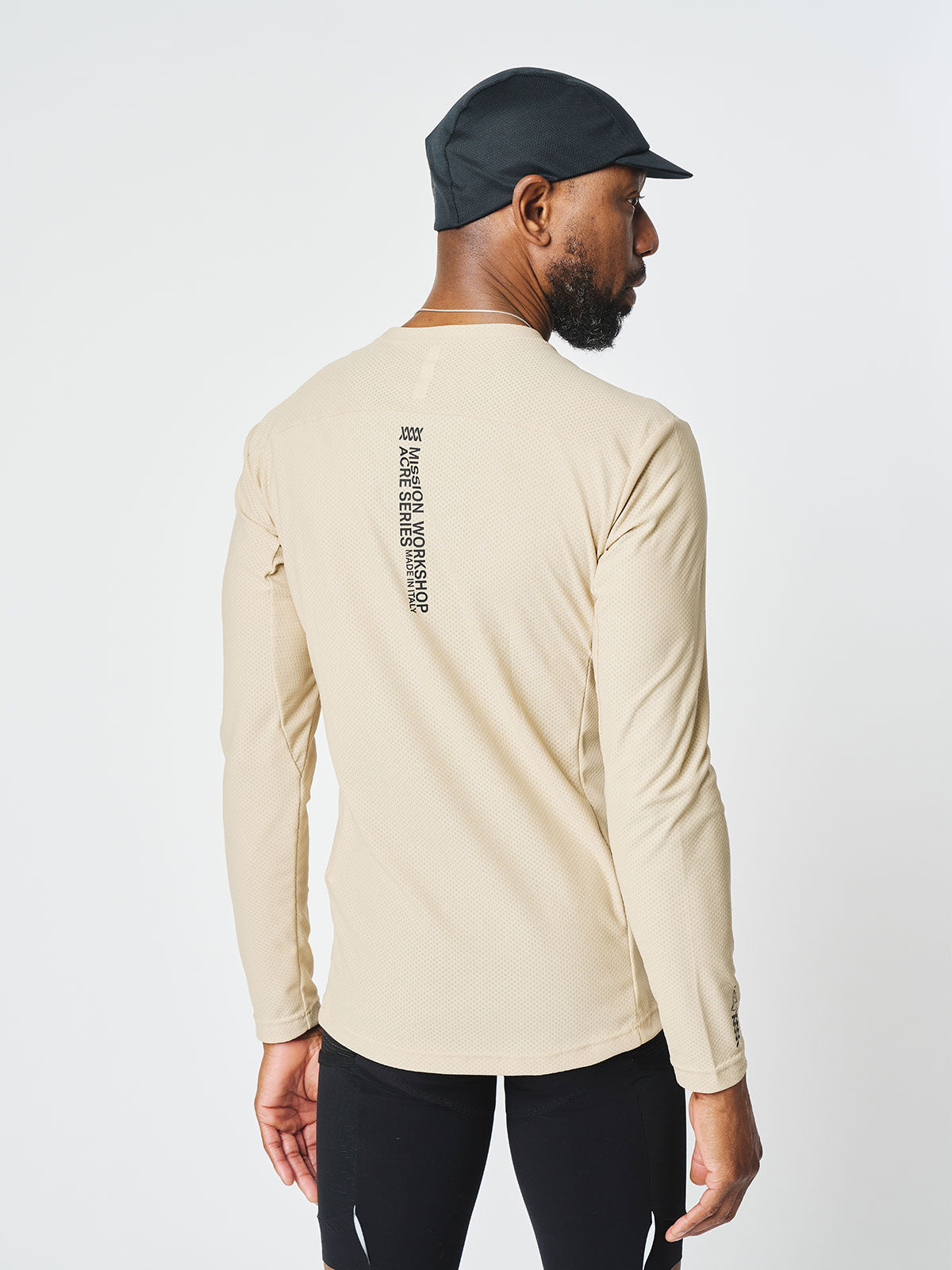 Mission Pro Tech Tee : LS Men's från Mission Workshop - Väskor och tekniska kläder för väderskydd - San Francisco och Los Angeles - Byggda för att tåla - Garanterade för alltid