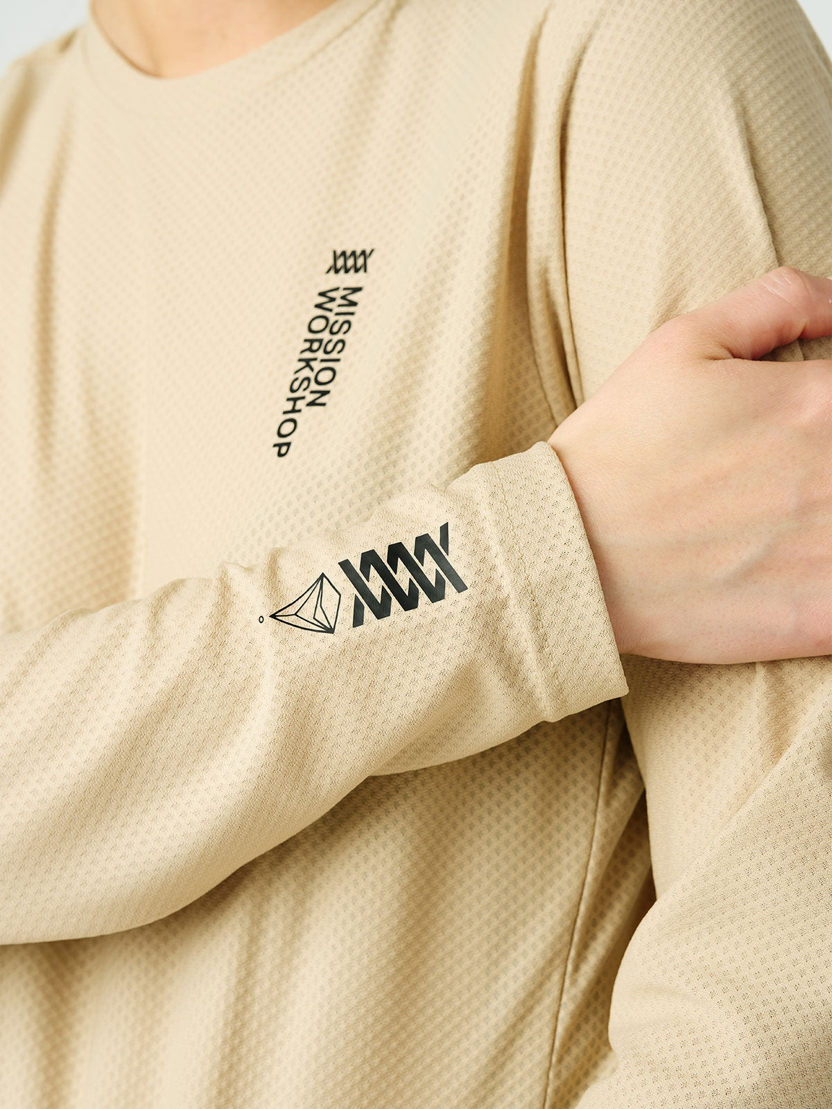 Mission Pro Tech Tee : LS Women's från Mission Workshop - Väskor och tekniska kläder för väderskydd - San Francisco och Los Angeles - Byggda för att tåla - Garanterade för alltid