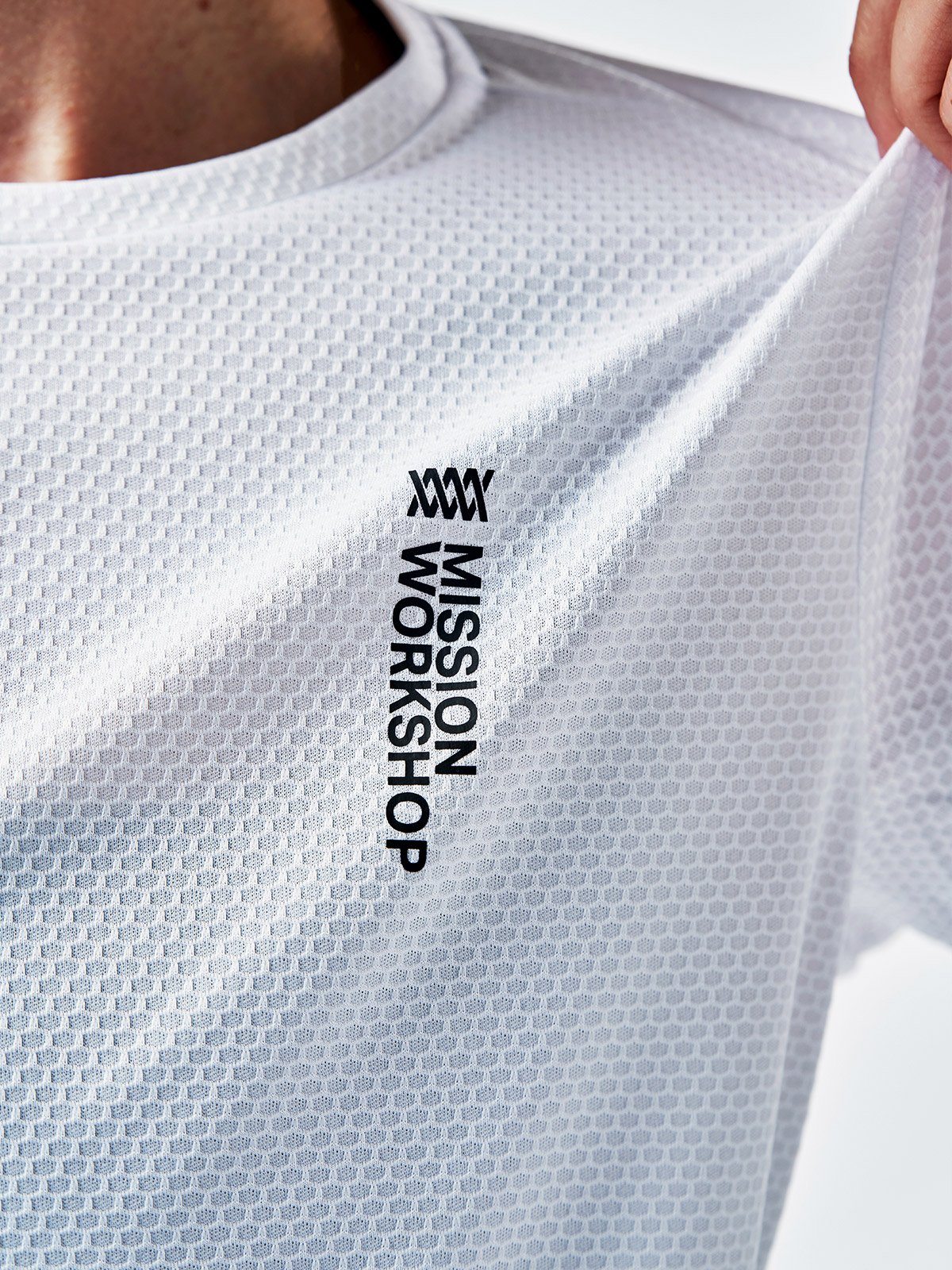 Mission Pro Tech Tee Women's från Mission Workshop - Väskor och tekniska kläder för väderskydd - San Francisco och Los Angeles - Byggda för att tåla - Garanterade för alltid