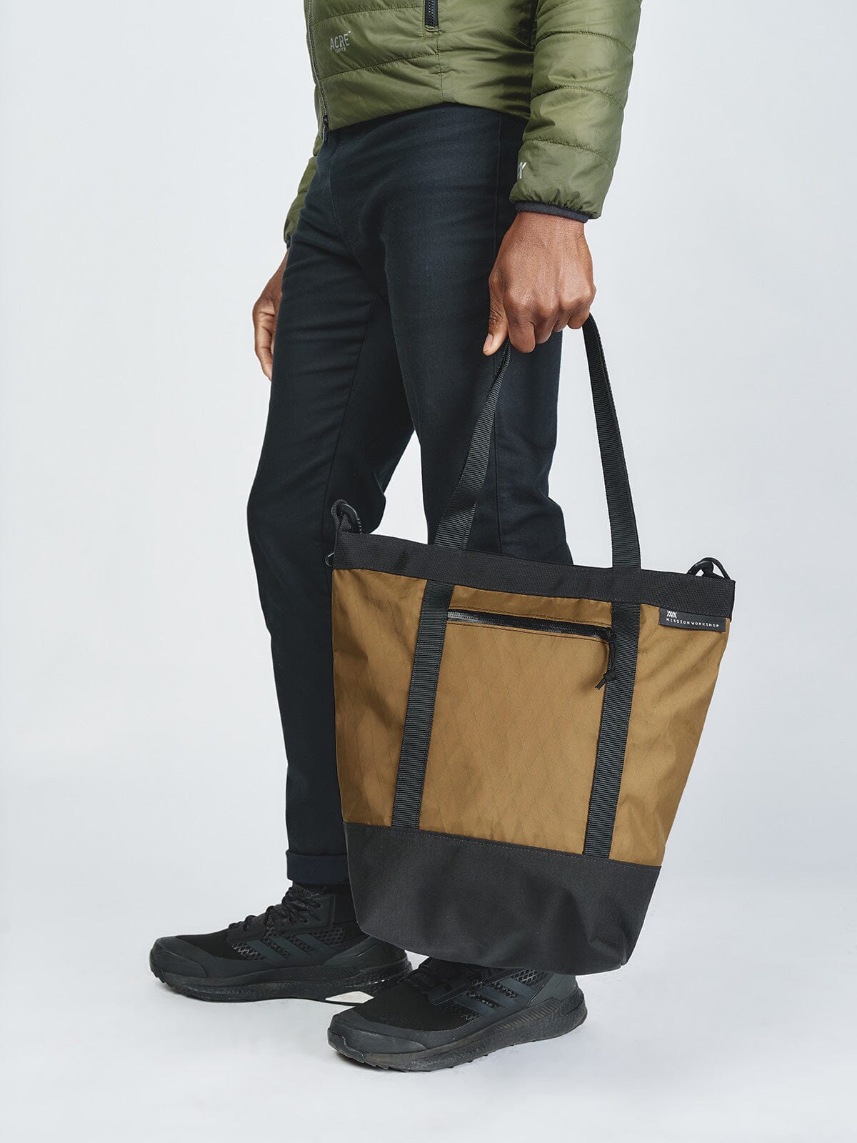 Helix 10L Tote från Mission Workshop - Väderbeständiga väskor och tekniska kläder - San Francisco och Los Angeles - Byggd för att tåla - Garanterad för alltid