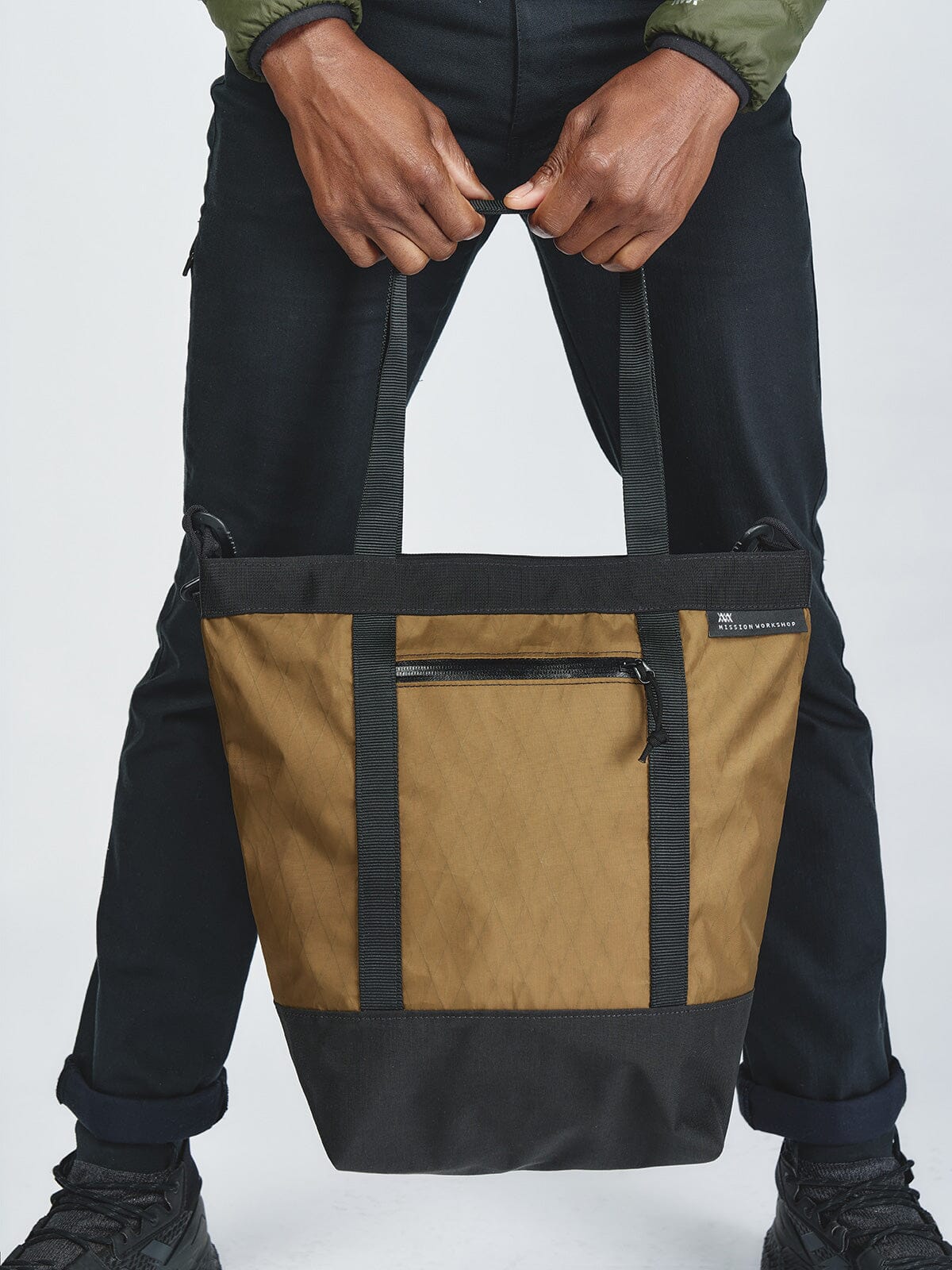 Helix 10L Tote från Mission Workshop - Väderbeständiga väskor och tekniska kläder - San Francisco och Los Angeles - Byggd för att tåla - Garanterad för alltid