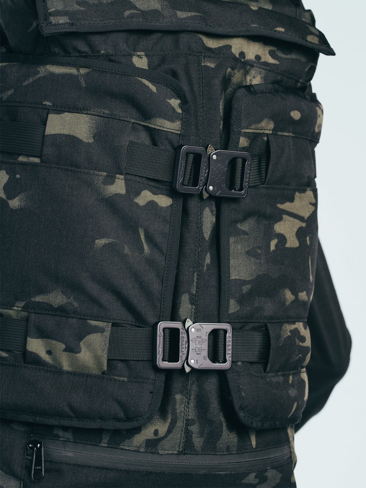 Cobra® Buckle Set: HT500 & Black Camo Rhake från Mission Workshop - Väskor och tekniska kläder för vädertätning - San Francisco & Los Angeles - Byggda för att tåla - Garanterade för alltid