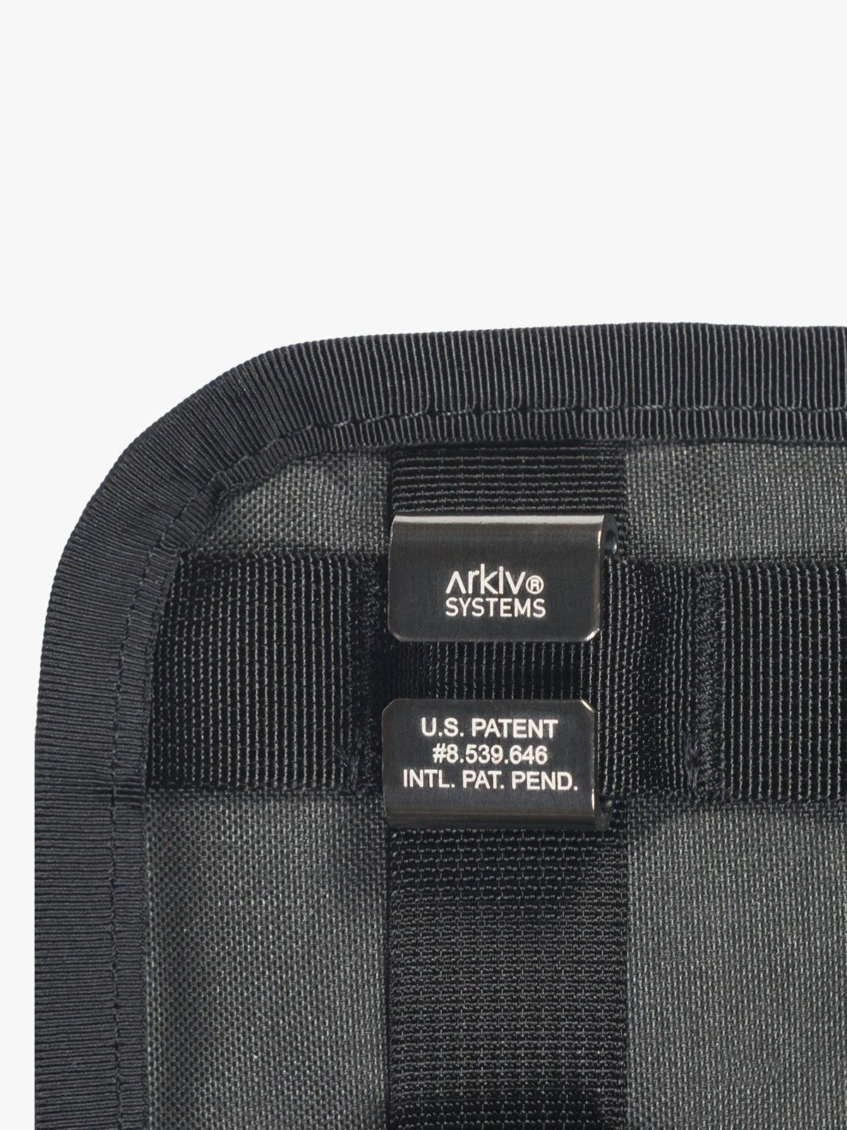 Arkiv Vertical Zippered Pocket från Mission Workshop - vädertåliga väskor och tekniska kläder - San Francisco och Los Angeles - byggda för att tåla - garanterade för alltid